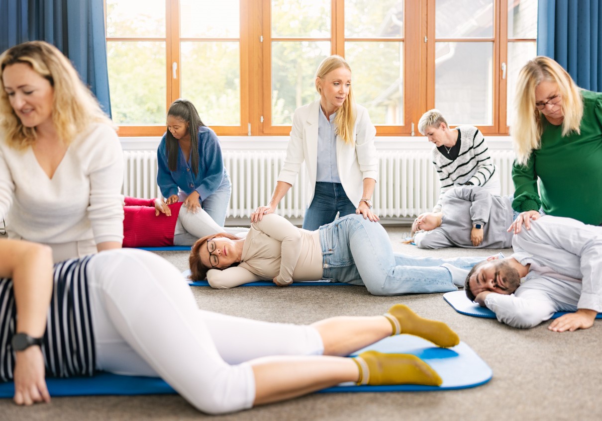 Beratung zwischen Dozentin und Auszubildenden