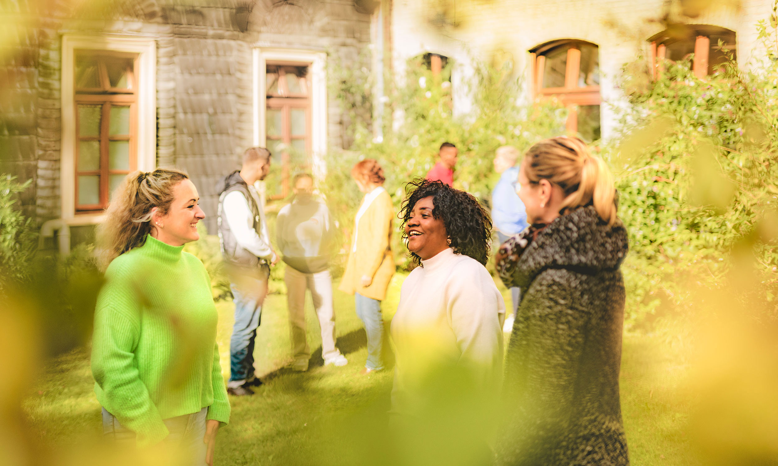 Innenhof der Pflegeschule Nazareth mit Auszubildenden